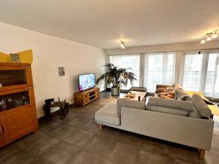 Dit zeer gunstig gelegen appartement met een bewoonbare oppervlakte van 130m² bevindt zich op de 2de verdieping en is ook bereikbaar met de...