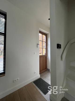 Deze charmante woning biedt een ideale mix van modern comfort en een gezellige uitstraling. Dankzij de zonnepanelen geniet je van energiezuinig...