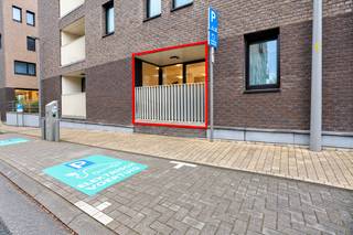 <p>Ontdek dit instapklaar 1 slaapkamer appartement in de populaire Regatta-wijk op Antwerpen-Linkeroever, waar comfortabel wonen en een vlotte bereikbaarheid hand in hand gaan. Dankzij de gunstige ligging nabij het openbaar vervoer en de belangrijkste invalswegen bereik je het stadscentrum en de omliggende gemeenten in een mum van tijd.<br /><br />Het appartement is met zorg en smaak afgewerkt en beschikt over een aparte slaapkamer en een aangename leefruimte met een praktische indeling. De moderne open keuken is uitgerust met alle nodige comfort, waaronder een vaatwasser. Verder vind je een badkamer met lavabo en douche, een apart gastentoilet en een handige wasberging.<br /><br />Een leuke extra is het terras, aansluitend aan de leefruimte en keuken. De ligging in de Regatta-wijk biedt bovendien een mooie combinatie van rust, groen en de nabijheid van stedelijke voorzieningen.<br /><br />Dankzij de verzorgde afwerking, de praktische indeling en de aantrekkelijke ligging is dit appartement een interessante opportuniteit voor zowel eigen bewoning als investering.<br /><br />Wij leiden je graag rond!</p>