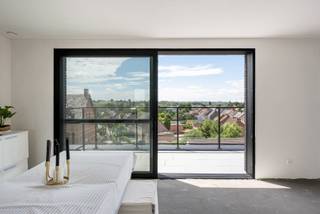 Met een mooie oppervlakte van 110m², 2 slaapkamers en 2 terrassen gelegen op de 4e verdieping van nieuwbouwresidentie Sir James op de kop van de Meerlaan vlakbij de Hoogstraat is dit energiezuinig dakappartement EEN UNICUM ! Comfort dankzij vloerverwarming met geothermische warmtepomp, 10 zonnepanelen, ingebouwde zonnescreens, muggenramen, triple beglazing, domotica Niko Homecontrole, 2x autostaanplaatsen binnen, ..... Afwerking van vloer of parket, keuken en badkamer op uw maat ! Bezoeken ? Bel Sven 0495 20 59 99