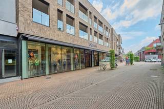 TE KOOP – Commercieel toppand in het hart van Pelt (378 m²)<br />Opvallende etalage – gekende winkelstraat – Direct instapklaar<br /><br />Ben jij op zoek naar een handelsruimte met maximale zichtbaarheid en groeipotentieel?<br />Deze unieke winkelruimte van 378 m² ligt pal in het centrum van Pelt, tussen goed draaiende handelszaken, en is klaar voor jouw concept!<br /><br />Wat maakt dit pand zo bijzonder?<br />21 meter brede etalage – spring in het oog bij elke voorbijganger<br />Centrumligging – gelegen in een levendige winkelstraat met passage<br />Momenteel succesvolle kledingzaak – een gevestigde waarde in de buurt<br />Flexibele indeling – mogelijkheid tot opsplitsing in 2 aparte winkels<br />Volledig instapklaar – geen verbouwingen nodig<br /><br />Ideaal voor retail, showroom, dienstverlenende activiteiten of investering.<br /><br />Klaar om te ondernemen op een toplocatie?<br />Maak afspraak via ons kantoor en plan vandaag nog een bezoek!