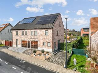 <strong>VASTGOEDTOPPER!</strong><br /><strong>Bent u op zoek naar een zeer ruime, kwalitatief en superenergie zuinige woning (2018) met tal van mogelijkheden?</strong> Deze halfopen bebouwing in Otegem <strong>biedt maar liefst 240 m² bewoonbare oppervlakte</strong>, een garage, ruime oprit en een aangename tuin.<br />Dankzij de doordachte indeling en de grote ruimtes is dit de ideale woning voor gezinnen die op zoek zijn naar onmiddellijk comfort &amp; ruimte!<br /><br /><u><strong>Ligging</strong></u><br />De woning bevindt zich in Otegem, een aangename en rustige omgeving met een vlotte verbinding naar omliggende gemeenten en voorzieningen. Ideaal voor wie rustig wil wonen met toch een goede bereikbaarheid.<br /><br /><u><strong>Indeling</strong></u><br />Via de inkomhal met apart toilet komt u in de ruime en lichtrijke leefruimte die aansluit op de keuken en eetplaats. Dankzij de grote raampartijen geniet u hier van veel natuurlijk licht en een aangenaam zicht op de tuin.<br />Verder beschikt de woning over een praktische garage en een oprit.<br />Op de eerste verdieping bevinden zich 3 ruime slaapkamers en een ruime badkamer.<br /><strong>Via een vaste trap bereikt u de gigantische zolderverdieping, waar eenvoudig meerdere extra slaapkamers, een hobbyruimte of bureau kunnen worden ingericht</strong>. Hierdoor biedt deze woning nog heel wat uitbreidingsmogelijkheden.<br />Buiten geniet u van een aangename tuin en een ruime oprit, waardoor parkeren nooit een probleem vormt.<br /><br /><u><strong>Troeven</strong></u>
<ul>
	<li>Superenergiezuinig (A-Label)</li>
	<li>Zeer ruime woning (240 m² bewoonbare oppervlakte)</li>
	<li>Halfopen bebouwing</li>
	<li>Mogelijkheid tot 5 slaapkamers</li>
	<li>Vaste trap naar zolder met uitbreidingsmogelijkheden</li>
	<li>Garage en ruime oprit</li>
	<li>Aangelegde tuin</li>
</ul>
<u><strong>Contact</strong></u><br />Meer info of een afspraak ter plaatse? Contacteer Nicolas op 0478/505891 of via nicolas@real-immo.be