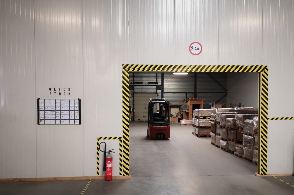 TE HUUR – RUIM MAGAZIJN / BEDRIJFSRUIMTE VAN CA. 1.000 M² IN BRUGGE - foto 4