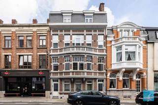 TE KOOP in hartje van AALST - volledig gerenoveerd herenhuis met praktijkruimte/vrij beroep en 3 autostaanplaatsen (1 garage, 1 carport en 1 parkeerplaats)<br />De statige gevel charmeert meteen: de authenticiteit van dit pand, in combinatie met de energiezuinigheid en grote bewoonbare oppervlakte zijn meteen de grootste troeven.<br />Deze buitengewone eigendom biedt twee ingangen. De eerste geeft toegang tot de privéwoonst die je zowel met de trap als lift kan betreden. <br />De andere is de toegangsruimte tot het kantoor/praktijkruimte die bestaat uit één grote ruimte, een vergaderzaal, kitchenette, een badkamer en apart toilet. <br />Verder heb je op het gelijkvloers nog berguimte, één autostaanplaats, één carport en één garage.<br />Bij de renovatie van het woongedeelte werden heel wat authentieke elementen bewaard waaronder de parketvloer, de dubbele deur, de schouw, de trap...<br />De woonkamer heeft dan ook enorm veel cachet. Voor de keuken is er een ruim budget voorzien om deze nog zelf te kiezen naar eigen smaak. Toegang naar het grote dakterras vanuit de keuken.<br />Op de tweede verdieping bevinden zich 4 slaapkamers waarvan de masterbedroom een ensuite badkamer (ligbad) heeft. En daarnaast is er nog eens een badkamer met inloopdouche en toilet.<br />Op de derde verdieping vind je nog een 5e slaapkamer en een zeer grote ruimte die nog kan ingericht worden.<br /><br />Het gebouw is ook nog eens volledig onderkelderd. <br />Kortom, een prachtige parel te midden van de stad. Meer info? 052 52 80 30 - info@goemanvastgoed.be