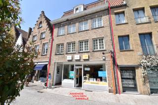 Dit exclusieve gebouw, gelegen op een schitterende locatie met uitzicht op 't Zand, biedt een unieke kans voor investeerders. Het pand bestaat uit...