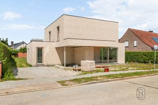 <p>Te koop: moderne en energiezuinige nieuwbouwvilla in Marke<br /><br />In het groene en gegeerde Marke bevindt zich deze kwalitatieve nieuwbouwvilla, waar luxe, ruimte en energiezuinig wonen centraal staan.<br /><br />Indeling: inkom met vestiaire, grote bureauruimte, toilet, de royale lichtrijke leefruimte met open keuken vormt het hart van de woning, waar grote raampartijen zorgen voor een overvloed aan natuurlijk licht en een prachtig zicht op de tuin, bijkeuken/wasplaats, 4 slaapkamers en twee moderne badkamers, ideaal voor gezinnen of wie ruimte en privacy belangrijk vindt.<br /><br />Buiten is er een overdekte carport en werd reeds een voorziening voor een zwembad voorzien.<br /><br />Een extra troef is de mogelijkheid om de woning naar eigen smaak af te werken, waarbij je zelf de materialen kan kiezen en zo jouw droomwoning realiseert.<br /><br />Voor wie is dit ideaal?<br />Ideaal voor gezinnen of ruimtezoekers die op zoek zijn naar een energiezuinige nieuwbouwwoning in een rustige en groene omgeving.<br /><br />Te koop via Immo Beguin, jouw vastgoedexpert sinds 2009, met kantoren in Ronse, Waregem, Kortrijk, Deinze, Doornik en Lessines.<br />Meer info of bezoek aanvragen via: feline@immobeguin.be</p>