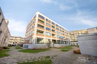 <p>Deze prachtige loft van 85 m² is gelegen in het historische gebouw “Koffienatie” te Antwerpen, midden in de bruisende Dam-wijk. Dit uniek project in de voormalige koffiefabriek combineert authentieke industriële elementen met hedendaags wooncomfort. Doordat het gebouw niet rechtstreeks aan de straatzijde gelegen is, geniet men hier van een aangename rust.<br /><br />De loft bevindt zich op de 4e verdieping en is bereikbaar via zowel de trap als een lift. Via de inkomhal krijgen we toegang tot een apart toilet en een praktische berging met wasvoorzieningen. Als we verder doorlopen, betreden we de royale en enorm lichtrijke leefruimte, die aansluit op de open, volledig geïnstalleerde keuken, uitgerust met een inductiekookplaat, dampkap, combi-oven, ingebouwde koelkast en vriezer, vaatwasser en een ruime spoelbak.<br /><br />Daarnaast beschikt de loft over een ruime slaapkamer en een comfortabele badkamer met lavabo, ligbad en inloopdouche. Een absolute troef is het gezellige patio-terras, dat via een trap toegang biedt tot het ruime dakterras met panoramisch uitzicht. Op het dak bevindt zich bovendien een extra ruimte, ideaal als opslagruimte, bureau of atelier.<br /><br />Het appartement beschikt over een private autostaanplaats en kelderberging.<br /><br />Extra: <br />- EPC-klasse B, Elektriciteit conform<br />- Uitgerust met zonnepanelen en vloerverwarming<br />- Niet gelegen in mogelijks of overstromingsgevoelig gebied, niet gelegen in afgebakend overstromingsgebied of afgebakende oeverzone, niet gelegen in risicozone overstromingen (P-score C, G-score C)<br />- Woongebied, Vg, Vkr, Gmo, Vv<br />-  Niet opgenomen in maatregelenregister<br /><br />Centraal gelegen met winkels, scholen en ontspanning op wandelafstand. Voor meer info ga naar www.coenenvastgoed.be of bel 03/375.82.92</p>