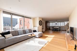 Ruim, lichtrijke <strong>penthouse</strong> met terras van ca. 55m² te <strong>Minderhout!</strong><br /><br /><strong><span>INDELING:</span></strong><br />- Inkomhal<br />- Bureau/ slaapkamer<br />- Zeer lichtrijke leefruimte op parket<br />- Uitgeruste keuken (gaggenau kookplaat, quooker kraan, oven, vaatwas en koelkast)<br />- Nachthal<br />- 2 slaapkamers<br />- Dressing<br />- Badkamer<br /><br /><strong>Verdiep:</strong><br />- Polyvalente ruimte in te richten naar wens (extra slaapkamer(s), hobbyruimte, etc)<br /><br />Buiten bevindt zich een groot <strong>terras</strong> van ca. 55m² waar men heerlijk kan vertoeven! <br /><br /><span><strong>BIJZONDERHEDEN:</strong></span><br />- <strong>EPC B</strong><br />- Elektriciteit conform<br />- Inclusief <strong>garage<br /></strong>- 2025: opgeschilderd, stalen deur en kast badkamer voorzien