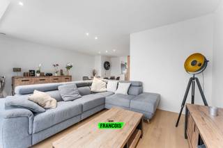 In een recente en goed onderhouden residentie uit 2022 bevindt zich dit lichtrijke duplex-appartement met een bewoonbare oppervlakte van ca. 130 m². Dankzij de indeling over zowel het gelijkvloers als de eerste verdieping geniet het appartement van een stadstuin met berging én twee ruime terrassen.<br /><br />Bij het betreden van het appartement kom je terecht in een ruime inkomhal met gastentoilet. Aansluitend bevindt zich de volledig ingerichte leefkeuken, voorzien van alle moderne toestellen en met voldoende ruimte voor een eetplaats. De aangename leefruimte biedt dankzij de grote raampartijen overvloedig natuurlijk licht. Daarnaast is er ook een praktische berging aanwezig.<br /><br />Op het gelijkvloerse niveau bevinden zich twee volwaardige slaapkamers, waarvan één met een inloopdouche. De ruime badkamer is ingericht met een ligbad. Beide slaapkamers bieden rechtstreekse toegang tot de gezellige stadstuin met tuinberging.<br /><br />Het appartement wordt verwarmd via centrale verwarming met vloerverwarming, is voorzien van hoogrendementsbeglazing en is geïsoleerd volgens de huidige normen wat zorgt voor een aangenaam comfort en een energiezuinige score.<br /><br />De residentie beschikt verder over een gemeenschappelijke fietsenberging en bevindt zich op een centrale locatie, vlakbij winkels, openbaar vervoer en belangrijke verbindingswegen.<br /><br />Benieuwd naar dit unieke duplex-appartement? Aarzel niet om een bezoek in te plannen en laat je verrassen wat dezee woning te bieden heeft!<br /><br />Er wordt gewerkt met een start-vanafprijs van 359.000,- euro. <br /><br />