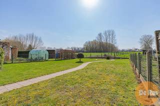 EERSTE BEZOEKMOMENT ZATERDAG 4/04 VAN 10U TOT 13U (enkel op afspraak!)<br /><br />BORSBEKE - Deze woning is zeer rustig gelegen, op wandelafstand van station Herzele, winkels, scholen en andere openbaar vervoer.<br />Op het gelijkvloers is er de inkomhal, gastentoilet, gezellige woonkamer met ingebouwde houtkachel en eetplaats en een afgesloten, goed uitgeruste keuken. Achter de keuken ligt de ruime garage met plaats voor één auto, fietsen en er is een wasruimte met douchecel. De toegang tot de kelder van 80m², zorgt dat er een geen tekort is aan berging.<br /><br />Op het verdiep is er de badkamer met lavabo, douche in bad en toilet. Twee ruime slaapkamers en nog de mogelijkheid om de grote zolderruimte om te toveren tot één of twee extra kamers. Daarboven nog een extra zolder voor berging.<br /><br />De woning is voorzien van dubbele beglazing, CV op mazout, deels dakisolatie en geïsoleerde spouwen.<br /><br />Heeft interesse of wenst u een bezoek? Neem gerust contact op via +3253606560!