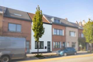 TE KOOP IN MERELBEKEOp een steenworp van Gent vindt u deze volledig vernieuwde woning. De woning werd vanaf de fundering helemaal gerenoveerd, met de...