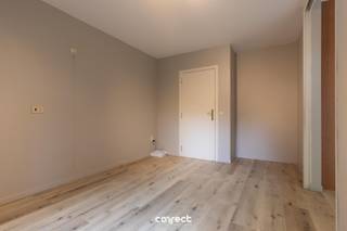 Assistentiewoning met privatief terras nabij het centrum van Brugge.Bent u op zoek naar een comfortabele assistentiewoning als investering of voor eigen gebruik? Dan is deze verzorgde assistentieflat in residentie Ter Walle, gelegen aan de Blankenbergse Steenweg 120 in Brugge, zeker het ontdekken waard.De residentie bevindt zich op een rustige locatie, vlakbij het historische stadscentrum van Brugge en biedt een aangename combinatie van comfort, veiligheid en levenskwaliteit. Deze instapklare assistentiewoning beschikt over een bewoonbare oppervlakte van 55 m² en omvat een inkomhal, een lichtrijke leefruimte met geïntegreerde keuken, een afzonderlijke slaapkamer en een badkamer en suite. Vanuit de woonkamer heeft u directe toegang tot het privatieve terras, waar u in alle rust kunt genieten van de buitenlucht. Bewoners genieten bovendien van diverse gemeenschappelijke voorzieningen, waaronder een gezellige zithoek en een prachtige tuin die toegankelijk is voor alle bewoners van de residentie. Dit zorgt voor een aangename woonomgeving met ruimte voor sociaal contact en ontspanning. Mogelijkheid aankoop garagebox à €30.000.Interessant investeringsvastgoed met lopende verhuur en aantrekkelijk rendement!📞 Contacteer Lorenzo voor een bezoek: 0492 08 08 08 – lorenzo@correctvastgoed.be👉 Online schattingstool: www.correctvastgoed.be/schatting