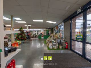 <p><strong>WINKEL (438²) MET LOODS (300M²) EN WONING (218M²) TE KINROOI.</strong><br /><br /><strong>TROEVEN</strong><br />- Combinatie handel & wonen.<br />- Gunstige commerciële ligging. <br />- Ruime woning met 3 slaapkamers en recent gerenoveerde keuken en wasplaats.<br />- 252 Zonnepanelen.<br /><br /><strong><span>A. WINKEL</span></strong><br />- 438m².<br />- Airco voor verwarmen en koelen.<br />- Kitchenette.<br />- Toiletten.<br /><br /><span><strong>B. LOODS<br /></strong></span>- 300m²<br /><br /><span><strong>C. WONING (218m²)</strong></span><br /><strong>KELDERVERDIEPING</strong><br />- Kelderruimte (7,65m x 2,83m =21,65m²): betonvloer.<br /><strong>GELIJKVLOERS</strong><br />- Inkomhal (3,02m x 5,00m =15,10m²): tegelvloer.<br />- Woonkamer ((4,00m x 3,50m) + (4,35m x 4,08m) + (3,23m x 2,78m) =40,72m²): kurkvloer.<br />- Keuken ((4,00m x 8,65m) + (3,11m x 2,08m) =41,07m²): onder- en bovenkasten, lades, kolomkast, inductiekookplaat, ingebouwde dampkap, oven, koelkast, vaatwasser & stoomoven, airco, tegelvloer.<br />- Toilet (1,10m x 1,00m = 1,10m²): toilet, inbouwkasten, wasbakje, tegelvloer.<br />- Wasplaats (2,53m x 4,00m =10,12m²): aansluiting wasmachine & droogkast, inbouwkasten, tegelvloer.<br />- Bureau (6,00m x 3,57m =21,42m²): inbouwkasten, vinylvloer.<br /><strong>VERDIEPING +01</strong><br />- Overloop (3,94m x 3,00m =11,82m²): inbouwkasten en ingebouwde bureau, tapijt.<br />- Badkamer (2,00m x 2,97m =5,94m²): badkamermeubel (enkele lavabo, spiegelkast, lades), aparte douche, tegelvloer.<br />- Slaapkamer 1 (4,54m x 4,05m =18,42m²): vinyl.<br />- Slaapkamer 2 (3,50m x 4,00m =14,00m²): tapijt.<br />- Slaapkamer 3 (3,18m x 5,12m =16,28m²): garderobe, airco, laminaatvloer.<br /><strong>EXTERIEUR</strong><br />- Overdekt terras.<br />- Tuinberging. <br />- Tuin.<br /><br />Bekijkt u deze advertentie via een aanverwante vastgoedsite, surf dan zeker naar onze website www.N78vastgoed.be voor een uitgebreide beschrijving en foto's. Meer info: +32 (0)89 86 18 88 of info@N78vastgoed.be.</p>