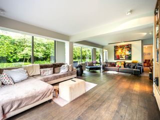 In het hart van de Prins van Oranje, charmante klassieke villa op een perceel van 12 hectare met een bruto vloeroppervlak van 447 m².Het huis komt...