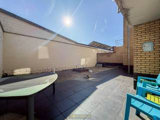 <strong>INSTAPKLAAR, GELIJKVLOERS APPARTEMENT</strong> met <strong>PRIVATIEVE GARAGE</strong> en <strong>RUIM TERRAS</strong> op vlot bereikbare locatie in <strong>HAALTERT</strong>. Deze verzorgde woonst combineert comfort met praktische indeling en <strong>MODERNE VOORZIENINGEN</strong>, ideaal voor wie op zoek is naar een <strong>ENERGIEZUINIG APPARTEMENT</strong> met gunstig EPC. U geniet van een aangename leefruimte met open keuken en <strong>AANSLUITENDE BERGING</strong>, <strong>TWEE VOLWAARDIGE SLAAPKAMERS</strong> en een ingerichte badkamer. Het <strong>GROTE PRIVATIEVE TERRAS</strong> vormt een echte meerwaarde en biedt <strong>DIRECTE TOEGANG TOT DE GARAGE MET EXTRA BERGRUIMTE</strong>. Dankzij de <strong>LAGE SYNDICKOSTEN</strong> is dit appartement bovendien financieel interessant, zowel voor eigen bewoning als als investering. Gelegen op een strategische locatie met <strong>VLOTTE VERBINDING NAAR ZOTTEGEM, NINOVE, ERPE-MERE EN DE E40</strong>.<br /><br />Adres: Heldergemstraat 54 te Haaltert<br /><br />EPC label B; P-score: B, G-score: B