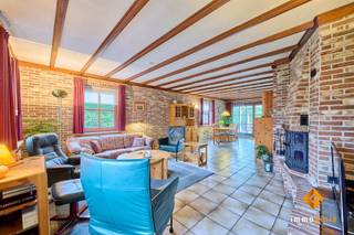 Deze verrassend ruime woning met 5 slaapkamers is gelegen op een ruim perceel van 8a66ca, in een rustige omgeving, vlakbij de grens met...