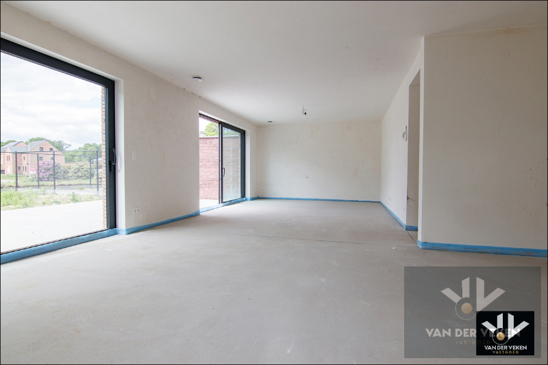 Ruim gelijkvloers nieuwbouwappartement met 4 slaapkamers en 2 badkamers, ruim terras en een mooie tuin op een goed bereikbare locatie! - foto 2