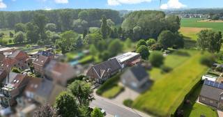 <strong>Op een uitstekende locatie in Okegem, vlakbij de N45 bevindt zich deze karaktervolle en uitstekend onderhouden villa met zalige tuin en ruime achterliggende werkplaats op een uitzonderlijk groot perceel van ca. 2.606 m². </strong>Deze veelzijdige eigendom biedt de perfecte combinatie van comfortabel wonen en professionele mogelijkheden. Dankzij de afzonderlijke werkruimte van ca. 272 m² is dit een ideale opportuniteit voor zelfstandigen, ondernemers, vrije beroepen, hobbyisten of wie nood heeft aan extra ruimte voor een atelier, opslag, praktijkruimte of andere invulling. De villa beschikt over <strong>een warme en tijdloze uitstraling</strong> en verwelkomt u via een ruime inkomhal die toegang geeft tot de <strong>lichtrijke leefruimtes.</strong> De gezellige woonkamer met salon en eetplaats vormt het hart van de woning en sluit aan bij de volledig uitgeruste keuken met voldoende werk- en opbergruimte. <strong>Op het gelijkvloers bevinden zich verder 2 ruime slaapkamers met praktische inbouwkasten, een moderne badkamer (vernieuwd in 2017), een apart toilet, een berging en een inpandige garage. De eerste verdieping biedt dankzij de ruime nachthal extra mogelijkheden als bureau, hobbyruimte of polyvalente kamer, aangevuld met 2 volwaardige slaapkamers, een 2de badkamer en een extra berging. De kelder zorgt bijkomend voor praktische opslag- en technische ruimte. </strong><strong>Buiten</strong> geniet de woning van een<strong> ruime voortuin, </strong>een brede oprit met automatische toegangspoort en <strong>voldoende parkeergelegenheid. </strong>De <strong>mooi aangelegde tuin </strong>vormt een echte troef en biedt rust, privacy en verschillende mogelijkheden om volop te genieten<strong>. Het ruime terras met buitenkeuken </strong>is de ideale plek voor gezellige momenten met familie en vrienden. Daarnaast beschikt de tuin over een buitenkeuken en aangename buitenruimtes waar ontspanning centraal staat. Achteraan bevindt zich<strong> de polyvalente werkplaats van ca. 272 m²,</strong> momenteel ingericht als praktische werk- en opslagruimte, maar met tal van mogelijkheden voor diverse activiteiten, een atelier, praktijkruimte, hobby of opslag. <strong>Technisch </strong>is deze eigendom uitgerust met centrale verwarming op stookolie, een warmtepompboiler, airconditioning, houten buitenschrijnwerk met dubbele beglazing, dakisolatie, een automatische toegangspoort én 23 zonnepanelen die bijdragen aan een energiezuiniger verbruik. Dankzij de ligging, de ruime percelen en de unieke combinatie van wonen, buitenleven en professionele mogelijkheden is dit een zeldzame opportuniteit voor wie op zoek is naar ruimte, comfort en flexibiliteit op een strategische locatie. <strong>EPC LABEL C. ELEK. CONFORM TOT 2048.</strong><br /><strong>Deze eigendom kan zowel verkocht worden via een klassieke verkoop onder registratierechten als via een verkoop van aandelen. </strong>
