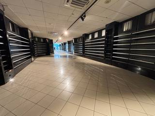 Prime commercial location in the heart of Uccle – ideal for all types of activitiesTotal surface area: 170 m² gross on the ground floor + upper...