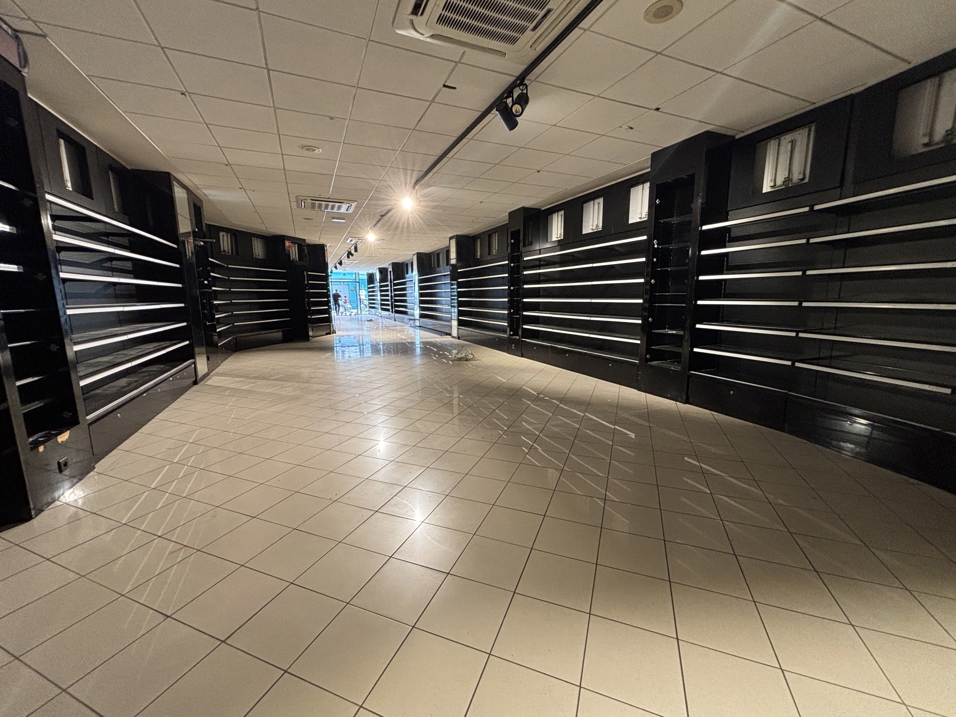 TE HUUR – Handelsruimte met Verdiepingen in Ukkel - foto 3