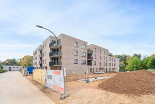 Ruim en aangenaam appartement met 1 slaapkamer en terrasInkomhal, living met open volledig ingerichte keuken, een berging/ wasplaats, nachthal met wc...