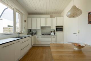 Instapklare gezinswoning te koop! <br /><br />Troeven:<br />- GEEN renovatieverplichting (EPC label C)<br />- Volledig instapklaar<br />- 4 slaapkamers<br />- Prachtige tuin<br /><br />Deze woning, door de jaren heen telkens netjes bijgehouden en gerenoveerd, wordt verkocht.<br />De woning bevat veel authentieke charme, die direct opvalt bij het binnenkomen. <br /><br />Via een mooie inkomhal is er toegang tot het verdiep, tot het privévertrek alsook tot de open keuken en leefruimte. Overal is een prachtige parketvloer terug te vinden. In deze woning valt het op dat lichtinval zo belangrijk is. De leefruimte bevat enorm veel raampartijen, een schuifdeur grenzend aan de tuin en geniet zo van enorm veel licht. Het dak hier op deze aanbouw is recent volledig gerenoveerd (en geïsoleerd).<br /><br />De keuken is volledig ingericht met alle nodige toestellen en heeft voldoende kastruimte. Verder vinden we nog een zeer ruime berging, een apart toilet, een grote badkamer met inloopdouche en alles werd volledig betegeld.<br />Om het plaatje compleet te maken, is er gelijkvloers nog een aparte garage.<br /><br />Op verdiep vinden we vervolgens vier kamers. Hiervan functioneren er drie als slaapkamer (11,5-12,5m²) en is er nog een kamer met toilet en lavabo. Deze zou eventueel ook nog voorzien kunnen worden van een douche.<br /><br />Om alles compleet te maken, is er nog een vaste trap naar de zolderverdieping. Ook deze is aangekleed als slaapkamer, waardoor er enorm veel potentieel is in de woning. Ook hier is het dak voorzien van isolatie.<br /><br />Naast het feit dat de daken geïsoleerd zijn, werd de spouw ook geïsoleerd en wordt de woning verwarmd op gas (condensatieketel HR). Dit alles zorgt voor een mooie EPC-score van 279 (label C).<br /><br />In de tuin ligt een beregeningsinstallatie en is alles prachtig onderhouden. Er is een bijgebouw voor fietsen en tuinmateriaal, alles is onderhoudsvriendelijk aangelegd en in totaal is het perceel 590m² groot. Verder is er ook een zij-ingang, zodanig dat u steeds met fietsen, vuilnis etc. langs het huis kan gaan.<br /><br />Indien u interesse heeft, contacteer ons door te mailen naar info@vastgoedfransen.be of te bellen op 011 64 55 00.
