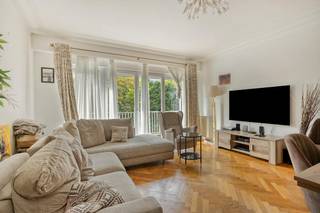 Gelegen in een van de meest gewilde wijken van Ukkel, op nummer 145 van de prestigieuze Montjoielaan, ontdekt u dit prachtige appartement met 115 m² woonoppervlakte, genesteld op de eerste verdieping van een goed onderhouden mede-eigendom.<br /><br />Al bij de entree zult u verleid worden door de volumes en de uitzonderlijke lichtinval van deze woning. De ontvangsthal, uitgerust met een vestiaire en een apart toilet, opent naar een ruime en gezellige woonkamer die baadt in het natuurlijk licht. Deze centrale leefruimte biedt directe toegang tot een prachtig, ideaal zuidwest georiënteerd terras—de perfecte plek om de hele middag en avond van de zon te genieten. Een functionele, hyper-geïnstalleerde keuken maakt het daggedeelte compleet.<br /><br />De nachthal leidt naar drie mooie, comfortabele en lichte slaapkamers, evenals een ruime badkamer.<br /><br />Dit appartement combineert comfort, rust en een aangenaam buurtleven, en profiteert van een premium locatie op een steenworp afstand van het Wolvendaelpark, het Ter Kamerenbos, de winkels in de Vanderkinderestraat en het openbaar vervoer. Een zeldzame kans op de Ukkelse markt, ideaal voor een gezin of voor wie op zoek is naar een kwalitatieve leefruimte.