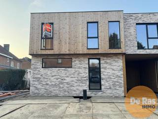 EREMBODEGEM - Deze prachtige nieuwbouwwoning is landelijk gelegen, in een deelgemeente van Aalst. De woning zal in afwerkingsfase worden aangeboden waarbij nog dient te worden voorzien door de koper: keuken, vloeren en badkamer (behalve inloopdouche). De mogelijkheid bestaat ook om op maat verder af te werken door de bouwheer.<br /><br />Naar indeling toe bevindt zich op het gelijkvloers een inkomhal met gastentoilet, een lichtrijke woonkamer, een keuken en een praktische berging. Op de eerste verdieping bevinden zich de nachthal, 3 slaapkamers en een badkamer.<br /><br />Troeven: EPB-nieuwbouw, warmtepomp (koelen en warmen), zonnepanelen, ventilatiesysteem C+, hoge isolatiewaarde, RW-put,..<br /><br />De ligging van dit pand is bijzonder aantrekkelijk met scholen, banken, en supermarkten in de directe omgeving. Daarnaast geniet deze woning van een heel goede bereikbaarheid door het openbaar vervoer, station, belangrijke invalswegen en de E40.<br /><br />Aankoop onder gesplitst stelsel:<br />Constructiewaarde: € 321.200 (21% BTW)<br />Grondwaarde: € 155.000 (12% registratie)<br /><br />Bent u opzoek naar een nieuwbouwwoning met 3 slaapkamers op een uiterst rustige locatie? Inkijk bouwplannen en bespreking dossier op kantoor na afspraak: 053/60.65.60