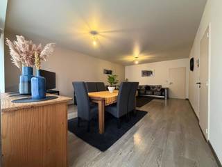 <strong>Appartement op de 1e verdieping met 2 slaapkamers, terras en garage. EPC: 93 kWh/m² (label A). Beschikbaar: 01/04/2026. Gemeenschappelijke kosten: €25,00 (forfait).<br /><br />Ligging:</strong><span> centraal gelegen, dicht bij het centrum van Turnhout.</span><br /><br /><strong>Indeling:</strong><span> inkomhal met apart toilet, leefruimte, keuken, badkamer, 2 slaapkamers, berging, terras, garagebox.</span><br /><br /><strong>Omschrijving:</strong><span> Het appartement is toegankelijk via de inkomhal met ingemaakte kasten en apart toilet. Aansluitend bevindt zich de ruime leefruimte en de keuken, die is uitgerust met elektrische kookplaat, dampkap en vaatwasser. Verder bevinden zich de 2 slaapkamers en de badkamer die voorzien is van douche, bad, dubbele lavabo en toilet. Eén van de slaapkamers biedt toegang tot het terras. Er is een berging/wasplaats aanwezig met aansluiting voor wasmachine. De garagebox bevindt zich iets verder in de straat. Beschikbaar: 01/04/2026. Gemeenschappelijke kosten: €25,00 (forfait). </span>