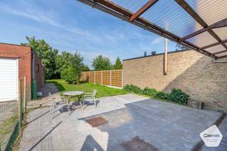 <u><strong>OPENDEURDAG OP ZATERDAG 4 JULI 2026 tussen 14u00 en 18u00 ( op afspraak)</strong></u><br /><br />U kunt een BOD uitbrengen op deze woning, rekening houdend met de AANVANGSPRIJS van <strong>€ 289.000,00</strong>, elk hoger BOD wordt voorgelegd aan de eigenaars die al dan niet kunnen ingaan op dit aanbod.<br /><br /><strong>Deze leuke charmante half-open woning </strong>op een <strong>toplocatie </strong>met veel ruimte en mogelijkheden bestaat uit mooie inkomhal met een lichtrijke woonkamer. Deze kan ook ingedeeld worden als eetkamer. Ingerichte keuken die functioneel is en met zicht op de tuin. Aan de keuken is er een handige wasplaats met een apart toilet en een rechtstreeks toegang tot het terras en de zonnige tuin. Op de eerste verdieping bevinden zich drie volwaardige slaapkamers waarvan twee ruime slaapkamers. De badkamer beschikt over een wastafel en een ligbad. De tweede verdieping biedt nog een extra slaapkamer de<strong> MASTERBEDROOM </strong>een nachthal en een handige dressing/ ingemaakte kasten. <strong>De aangename tuin </strong>is aangelegd. Er is een tuinberging en een<strong> GARAGE </strong>aanwezig. Ook een ruime oprit voor twee wagens. Er zijn bijna overal rolluiken en er zijn maar liefst <strong>23 zonnepanelen</strong> die nog tot 2031 recht geven op groenestroomcertificaten. <strong>Geen renovatieverplichting!</strong><br /><br /><u><strong>Gelijkvloers:</strong></u>
<ul>
<li>Inkom;</li>
<li>Lichtrijke woonkamer/eetkamer;</li>
<li><strong>Ingerichte keuken </strong>waar er ook ruimte is voor een eettafel;</li>
<li><strong>Wasplaats/Berging</strong> met rechtstreekse doorgang naar het terras/tuin;</li>
<li>Apart toilet;</li>
<li>Leuke aangelegde terras en tuin;</li>
<li>Tuinberging;</li>
<li>Garage;</li>
<li>Parking voor twee wagens.</li>
</ul>
<strong><u>Eerste verdieping:</u></strong>
<ul>
<li>3 mooie en ruime slaapkamers;</li>
<li>Badkamer met een ligbad, wastafel en een toilet;</li>
</ul>
<strong><u>Tweede verdieping:</u></strong>
<ul>
<li>Prachtige MASTERBEDROOM met ingemaakte kasten en een dressing;</li>
</ul>
<strong><u>Troeven:</u></strong>
<ul>
<li>Zeer ruime woning met veel mogelijkheden;</li>
<li>23 zonnepanelen;</li>
<li>Leuke en mooie tuin;</li>
<li>Nog enkele renovatiewerken maar geen renovatieverplichting!</li>
</ul>
Voor meer informatie of een bezoek aan deze leuke woning contacteer ons via:<strong> oostkamp@caenen.be</strong><br />