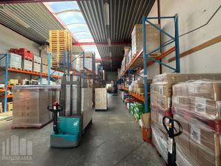 Discover this ideally located SME unit, comprising <strong>650 </strong>m² of warehouse space and 190 m² of fully fitted office space. Situated within the high-quality Brixton Business Park in the SME zone of Zaventem, the property enjoys a strategic location just 3 minutes from Leuvensesteenweg (N2) and the E40 exit 21 Sterrebeek.<br /><br />The warehouse is efficiently designed and features a sectional door, a skylight with smoke vent, and a durable polished concrete floor, making it perfectly suited for storage, logistics or light industrial activities.<br /><br />The adjoining office space is fully move-in ready and includes a kitchenette, heating, lighting, and a pleasant working environment.<br /><br />Thanks to its central location and excellent connections to the E40, the Brussels Ring Road (R0) and Brussels Airport, this business unit offers the ideal base for companies seeking both accessibility and functionality.<br />Available immediately!<br /><br />Contact PANORAMA B2B for more information or to arrange a non-binding viewing on +32 477 30 40 05.