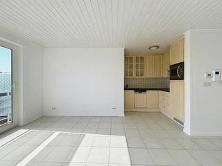 LIEU :<br /><br />Cet appartement est excellent et situé au centre d'Eeklo. Le centre d'Eeklo est accessible à pied ou à vélo : le Markt, le Krügershopping, les magasins, la boulangerie et la boucherie sont tous facilement accessibles.<br /><br />MISE EN PAGE :<br /><br />Hall d'entrée - salon - cuisine (four, réfrigérateur, cuisinière, hotte, évier, lave-vaisselle) - hall supérieur - toilettes - salle de bain avec douche - chambre à coucher - terrasse.<br /><br />INFORMATIONS SUPPLÉMENTAIRES :<br /><br />Cet appartement est disponible dès maintenant.<br />Le chauffage est au gaz via des radiateurs. Excellent EPC (score A) !<br />Cette propriété a été récemment repeinte. Sur la terrasse, vous pourrez profiter de moments de bonheur en plein air sous le soleil !<br /><br />DEMANDE DE VISITE :<br /><br />Vous souhaitez visiter cet appartement ? Assurez-vous de demander votre visite via MijnhuurProfiel via le site Web de Dewaele UNIQUEMENT !