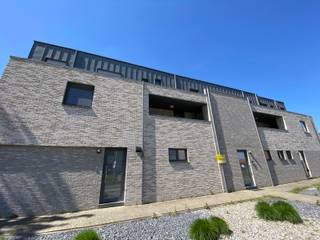Dit appartement bevindt zich op de eerste verdieping van een verzorgd complex en is bereikbaar via zowel de trap als de lift.Via de inkomhal betreden...