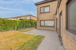 <p>Op zoek naar een gezinswoning met garage en tuin op een centrale, maar rustige ligging in Willebroek? Dan is deze woning zeker een bezoek waard! Dankzij de gunstige ligging bevinden winkels, scholen, openbaar vervoer, het station en sportfaciliteiten zich op wandelafstand, terwijl ook de belangrijkste invalswegen vlot bereikbaar zijn.</p><p>De woning beschikt over een bewoonbare oppervlakte van 113 m² op een perceel van 311 m² en verwelkomt ons via de inkomhal. Van hieruit bereiken we de gezellige leefruimte die aansluit op de keuken, waardoor een aangename en praktische indeling ontstaat. Op het gelijkvloers bevindt zich bovendien nog een handige berging die voor extra opbergruimte zorgt.</p><p>Op de eerste verdieping vinden we drie volwaardige slaapkamers en een badkamer met douche. Buiten kunnen we volop genieten van de onderhoudsvriendelijke tuin en het terras met noordwestelijke oriëntatie, ideaal om na het werk nog van de avondzon te genieten. Het tuinhuis zorgt voor extra bergruimte en de garage maakt het plaatje compleet.</p><p>Ook op technisch vlak werden reeds verschillende belangrijke investeringen uitgevoerd. Zo werd in 2013 een nieuwe HR-gasketel geplaatst en werden de leidingen naar de radiatoren vernieuwd. In 2015 werden alle daken vernieuwd. Verder beschikt de woning over aluminium schrijnwerk met dubbele beglazing, geïsoleerde platte daken, automatische rolluiken en een glasvezelaansluiting.</p><p>Met een EPC-label E geldt momenteel een renovatieverplichting, wat de ideale kans biedt om deze woning volledig naar eigen smaak én volgens de huidige energienormen verder te moderniseren. Dankzij de reeds uitgevoerde technische werken beschikt u alvast over een solide basis.</p><p>Kortom, bent u op zoek naar een woning met drie slaapkamers, garage, tuin en heel wat potentieel op een uitstekende locatie in Willebroek? Aarzel dan niet en contacteer Malines Group voor meer informatie of een bezoek ter plaatse. Alle documenten terug te vinden op www.malines-group.be. Stedenbouwkundige inlichtingen in aanvraag.</p>
