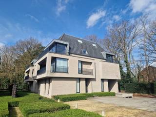 <p><span><span>Deze residentie is gelegen in een groene omgeving maar vlot bereikbaar vanuit Mechelen en Lier, E19 is vlakbij alsook het openbaar vervoer.</span></span></p><p><span><span>Het appartement is ruim en heeft veel lichtinval.</span></span></p><p><span><span>Het is gelegen op de 2de verdieping en heeft 2 terrassen.</span></span></p><p><span><span>De indeling is als volgt  : inkomhal, toilet, vestiaire, ruime living, keuken, berging, 2 slaapkamers, 2 terrassen.</span></span></p><p><span><span>Er is een lift aanwezig in het gebouw.</span></span></p><p><span><span> </span></span></p><p><span><span> </span></span></p>