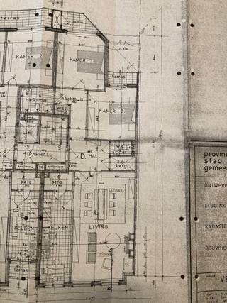 <p>Zeer ruim appartement gelegen op toplocatie, met zicht op de Coupure. Het appartement bestaat uit: ruime inkomhal, ruime living met zicht op de prachtige Coupure, keuken, 2 slaapkamers, badkamer, 3 bergingen, 2 terrassen en kelder.<br />Algemene kosten €175/maand: onderhoud en verbruik gemeenschappelijke delen, koud en warm water, verwarming.</p><p>Vrij vanaf 01/09/2026</p>