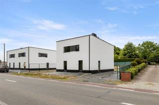 LiggingIn Alken, vinden we langs de Steenweg ter hoogte van nummer 378 deze knappe nieuwbouwwoning terug. We bevinden ons in een residentiële buurt...