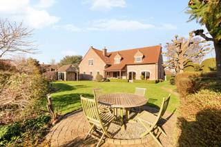 Te koop: exclusieve villa van 549 m² op rustige ligging en genietend van een prachtig open zicht in Lennik In een rustige en residentiële omgeving...