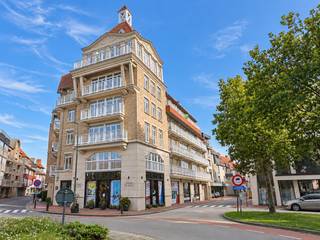 Dit charmante duplexappartement met 2 slaapkamers bevindt zich op een uitstekende locatie in het centrum van Knokke, vlakbij de restaurants en alle dagelijkse voorzieningen. Een ideale locatie voor wie graag alles binnen handbereik heeft.<br /><br />Via de inkomhal met vestiaire komt u terecht in de bijzonder lichtrijke woonkamer uitgevend op het zonnige terras met een adembenemend zicht. Dankzij de aangename lichtinval en de ruime oppervlakte vormt deze woonkamer een ideale plek om tot rust te komen. Aansluitend bevindt zich de volledig uitgeruste keuken met een gezellige ontbijthoek. Tevens is er een gastentoilet en een aparte berging.<br /><br />Op de bovenverdieping bevinden zich twee ruime slaapkamers, beide voorzien van ingebouwde kasten. Eén van de slaapkamers beschikt bovendien over een ensuite douchekamer. Verder is er op deze verdieping nog een aparte, ruime badkamer met wastafel.<br />In de ondergrond bevindt zich een aparte private kelder en een gemeenschappelijke fietsenberging.<br />De combinatie van de praktische indeling en de centrale ligging maakt dit appartement bijzonder aangenaam om in te wonen.<br /><br />Mogelijkheid om een ruime garagebox (175 €/maand) bij te huren in de residentie!<br />Vrij vanaf 01/12/2026<br /><br /> 