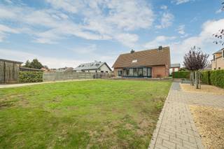 <p><span>Op zoek naar een goed onderhouden, instapklare woning? Kom eens kijken naar deze woning in Wiekevorst! Deze ruime open bebouwing werd kwalitatief gebouwd en met de jaren tiptop verzorgd!</span></p><p><span>Gelijkvloers kent deze woning een ruime inkomhal met vestiaire en gastentoilet en een grote leefruimte bestaande uit een gezellige zithoek met haard en een eetplaats met zicht op de tuin. De keuken is ruim en kan tevens een eettafel herbergen. Vanuit de veranda geniet je ook bij slecht weer van de grote tuin! De wasplaats is voorzien van ingemaakte kasten en een handige uitgietbak. De inpandige garage zorgt ervoor dat je wagen steeds binnen kan.</span></p><p><span>Op de eerste verdieping loop je vanuit de nachthal drie ruime slaapkamers in. De badkamer is voorzien van een ligbad met douche, dubbele wastafel en toilet. Aangrenzend is er een handige dressing met ingemaakte kasten. </span></p><p><span>Met een straatbreedte van 25m kent deze open bebouwing een zeer ruime tuin. De netjes aangelegde moestuin wacht op jouw groene vingers! Een dubbele carport met tuinberging zorgt voor extra stockageruimte en/of parking voor uw wagen. </span></p><p><span>Deze woning is reeds voorzien van zonnepanelen en driedubbele beglazing. </span></p><p><span>Op zoek naar degelijkheid en ruimte? Contacteer ons op 0479/01.01.01!</span></p>