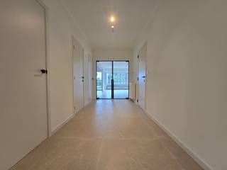 Fully renovated three-bedroom flat situated in Mariakerke. The flat has been finished to a high standard using quality materials. A light and spacious living room with an open-plan fitted kitchen equipped with all appliances. The bathroom features a walk-in shower and vanity unit; the toilet is separate. There is a terrace at the rear. You are right next to public transport and within walking distance of the beach and all the shops. The service charge for the communal areas is €60 per month. The flat is available immediately. Please feel free to arrange a viewing to see this apartment for yourself.