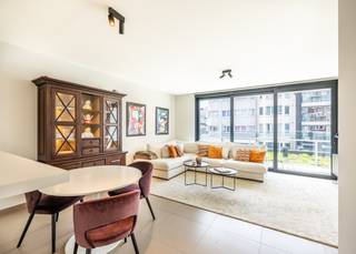 Energiezuinig (EPC LABEL A) appartement met west-gerichte leefruimte en TWEE terrassen in het centrum van Koksijde-Bad. <br /><br />Dit kwalitatieve pand is gelegen in de kleinschalige residentie "Gibsy". Het appartement is gelegen in de winkelstraat van Koksijde-Bad. Naast de verschillende winkels, restaurants en het openbaar vervoer, bevindt de zee zich vlakbij. <br /><br />Het appartement werd als volgt ingedeeld: inkomhal | afzonderlijk toilet | lichtrijke leefruimte met toegang tot zonnig terras | open en volledig uitgeruste keuken | aansluitende berging met mogelijkheid voor wasmachine en droogkast | douchekamer met inloopdouche en lavabo in meubel | eerste volwaardige slaapkamer met toegang tot 2de terras | tweede slaapkamer met toegang tot terras.<br /><br />Het appartement werd voorzien van een warmtepomp en er is een private kelder aanwezig op de ondergrondse verdieping aanwezig.<br /><br />Bent u op zoek naar een kwalitatief appartement in het centrum van Koksijde? Aarzel dan niet en contacteer ons voor een bezoek.
