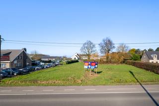 Deze grond bestaat uit 2 gronden, nl. 1 bouwgrond van 911,71 m² (lot 1) en een achterliggende agrarische grond van 237,03 m² (lot 1a).De grond kan...