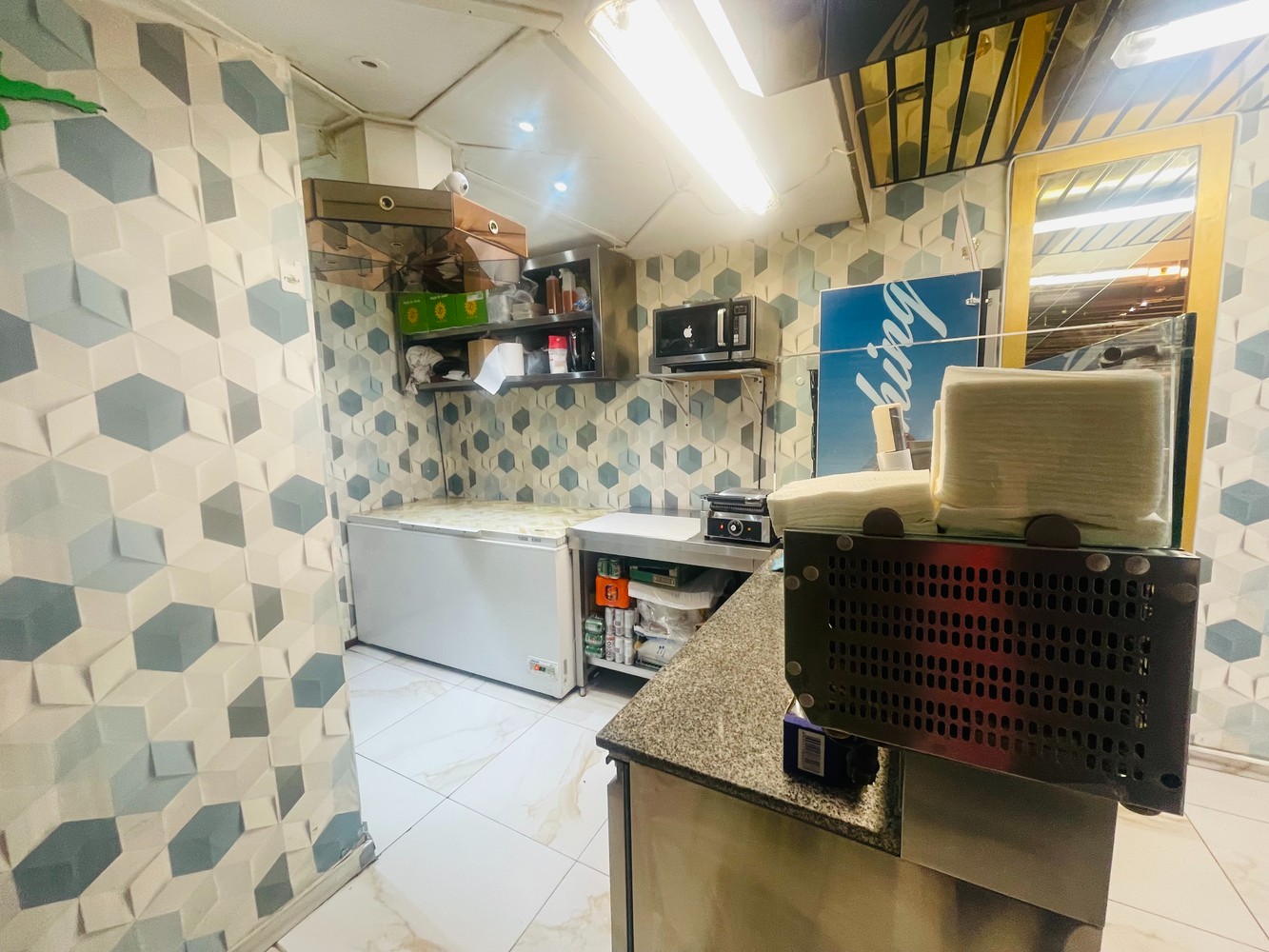 Brugge centrum  Smedenstraat  Ruim handelspand met woonst . Mooie huuropbrengst , verhuurd aan 2.200 euro per maand  6 % NETTO OPBRENGST - foto 5