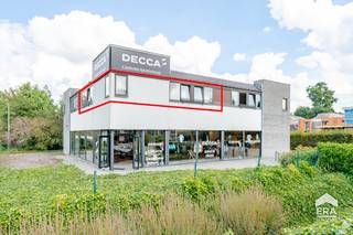 <strong>Te koop: Op centrale ligging in Kluisbergen vind je dit instapklare tweeslaapkamerappartement.</strong><br /><br />Dit appartement is gelegen in een kleine residentie van 4 appartementen, op vandaag is het appartement verhuurd.<br />Via een ruime trap bereiken we het eerste verdiep, ruime living met veel lichtinval aansluitend een halfopen keuken. Twee slaapkamers en aansluitend een ruime badkamer.<br /><br />Buiten is er een staanplaats inbegrepen in de prijs.<br /><br />De andere 3 appartementen op dit verdiep zijn van dezelfde eigenaars en zullen aansluitend te koop komen.<br /><br />Ideaal voor investeerders.<br /><br /><strong>Meer weten? Neem vrijblijvend contact op met Jérôme 0472/61.10.10 of 056/61.10.10</strong>