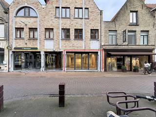 In de bruisende winkelstraat van Veurne bevindt zich dit veelzijdige handelspand. Met een royale vloeroppervlakte ( 268 m²) is dit de ideale plek...