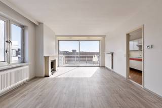 Bent u op zoek naar een verzorgd hoekappartement met een uitstekende ligging en alle comfort binnen handbereik? Dit lichtrijke appartement op de derde verdieping van Residentie Cristina combineert een zongerichte leefruimte, twee terrassen en een vlotte bereikbaarheid met een goed onderhouden residentie.<br /><br /><strong>Ligging: </strong>Het appartement is uitstekend gelegen, vlak bij het park en op wandelafstand van het centrum van Roeselare. Winkels, openbaar vervoer, het station, de ring en de autosnelweg bevinden zich in de onmiddellijke omgeving, waardoor u geniet van een ideale combinatie van rust, bereikbaarheid en stedelijke voorzieningen.<br /><br /><strong>Indeling van het appartement:</strong><br />Via de ruime inkomhal met gastentoilet bereikt u de lichtrijke, zongerichte woonkamer. Aansluitend bevindt zich de keuken met een praktische keukenberging. Verder beschikt het appartement over twee volwaardige slaapkamers en een badkamer. Zowel aan de voor- als achterzijde is een terras aanwezig, zodat u op elk moment van de dag kunt genieten van een aangename buitenruimte. Achteraan is bovendien een handige buitenberging voorzien.<br /><br /><strong>Technische eigenschappen:</strong>
<ul>
<li>Residentie Cristina is een goed onderhouden residentie.</li>
<li>Diverse renovatiewerken werden reeds uitgevoerd, waaronder het platte dak, de liften, de balkons en balustrades, de rookgasafvoerkanalen, de videofoon, de brievenbussen en de voortuin.</li>
<li>Private kelderberging aanwezig.</li>
<li>Gemeenschappelijke fietsenberging aanwezig.</li>
</ul>
<strong>Extra troeven:</strong>
<ul>
<li>Verzorgd hoekappartement met veel natuurlijke lichtinval.</li>
<li>Twee terrassen aan voor- en achterzijde.</li>
<li>Private garage naast het gebouw optioneel aan te kopen voor € 25.000.</li>
<li>Parkeerplaatsen voorzien voor bewoners en bezoekers.</li>
<li>Uitstekende ligging nabij het centrum, het park en belangrijke invalswegen.</li>
</ul>
<strong>Interesse? </strong>Neem contact op met ons kantoor voor meer informatie of plan een vrijblijvend bezoek aan het appartement. Bel ons op T. 051|201.400 en ontdek zelf de troeven van deze interessante eigendom.
