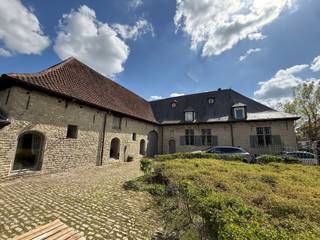 Deze loft op de eerste verdieping van een gerenoveerde herenhoeve in Perk iis deels gemeubeld en biedt een grote open leefruimte met zichtbare...