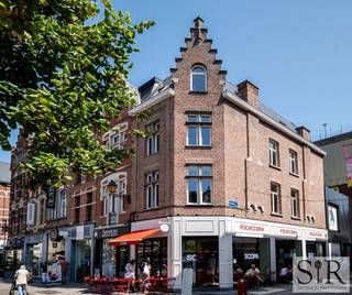Dit stijlvol (ver)nieuwbouw duplexappartement is gelegen achter een authentieke gevel op de prachtige Ijzerenleen in het centrum van Mechelen...