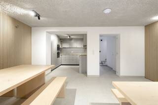 <p>**Luxueus studeren in hartje leuven**<br /><br />In de Ravenstraat bevindt zich deze volledig gerenoveerde residentie, gelegen pal in het centrum van Leuven. Op slechts een steenworp van het Ladeuzeplein en op wandelafstand van het station en de Bondgenotenlaan geniet je hier van een uiterst centrale ligging.<br /><br />De residentie omvat 15 studentenkamers, waarvan 14 met gedeelde sanitaire voorzieningen en één kamer met een volledig privatieve badkamer, aangevuld met een éénslaapkamerappartement. Alle units worden volledig bemeubeld aangeboden en zijn uitgerust met een eigen ontbijthoek.<br /><br />Daarnaast beschikt het gebouw over een gemeenschappelijke keuken die volledig is ingericht, zodat studenten naar wens kunnen koken. Er is eveneens een afvallokaal voorzien. Op elk verdiep is er een toilet voorzien die de studenten kunnen delen. Het pand wordt opgeleverd in april 2026 en zal afgewerkt zijn met kwalitatieve materialen en een hoogwaardige afwerking.<br /><br />Interesse in een bezoek ter plaatse? Met plezier! Contacteer onze Expert Investeringsvastgoed Jacky: 0495 53 46 49 of jacky@connect-immo.be<br /><br />EPB Startverklaring</p>